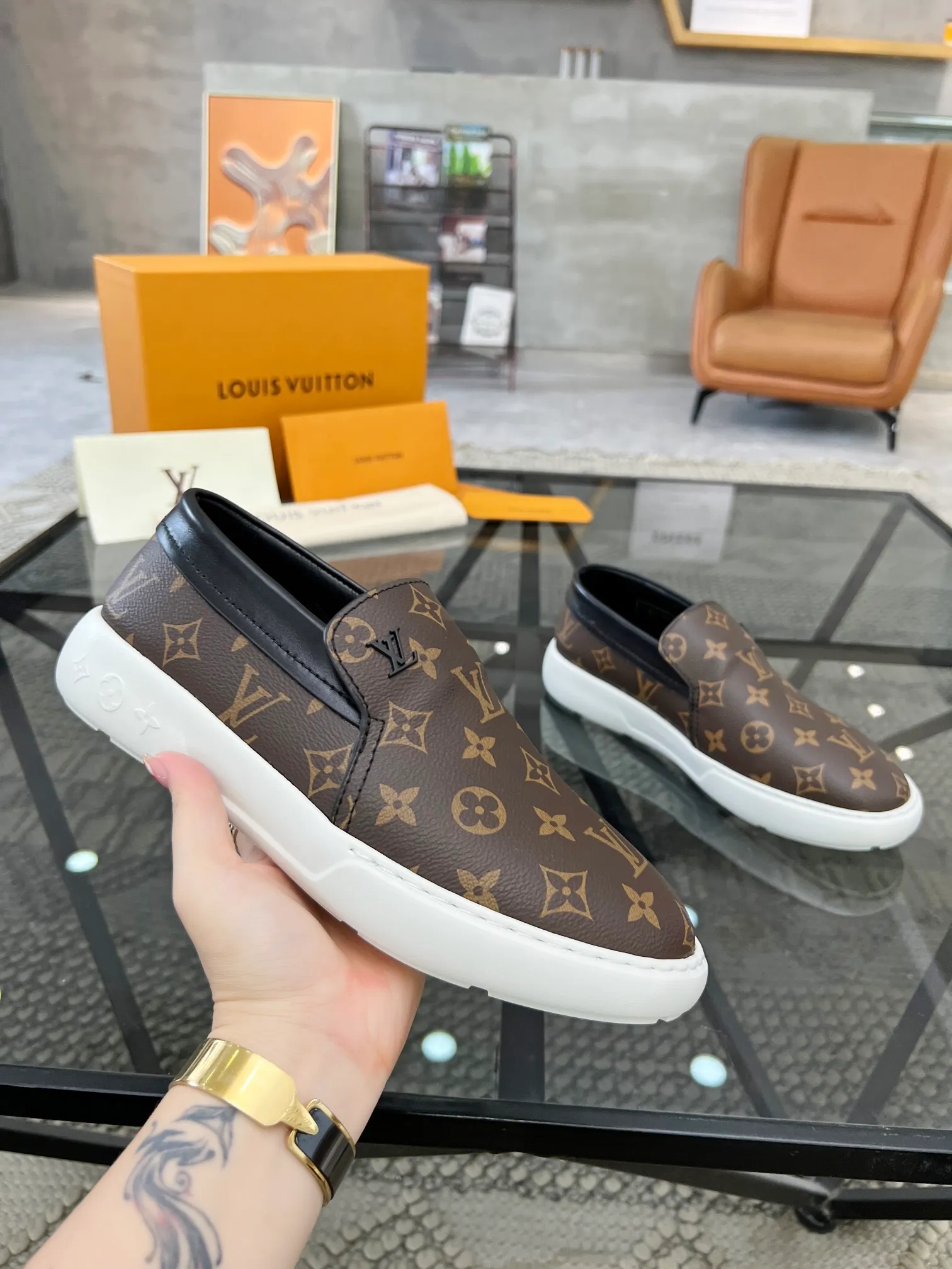 Factory price: 520💰 LV🔍Top purchasing agent🇮🇹 Road The most popular sneakers are available at the same time in the super popular sports shoe counters. The uppers are made of Italian original imported cowhide fabric. The classic and generous layout is a must-have for fashionistas. The complex craftsmanship is perfectly reproduced. The imported soft water-dyed cowhide lining is padded. The soles are: original soles specially provided by the factory. The exclusive foamed molded soles are super comfortable. The original factory follows the order. 🔍🔍High quality. You can go in and out of the counter at will. Welcome to compare. Size 39-45 (38 can be ordered)